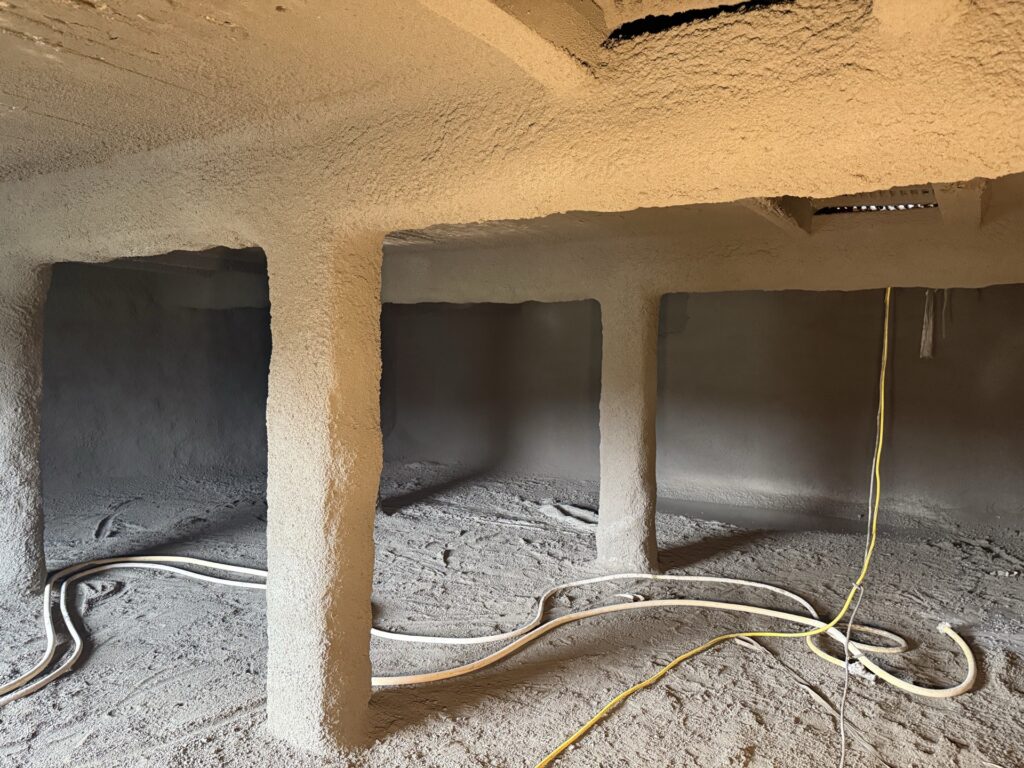 Sandblåsing og betongsprøyting av drager og vegger i gjødselkjeller før og etter